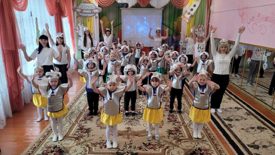Флешмоб ко Дню космонавтики группа "Цветик - семицветик" Флешмоб ко Дню космонавтики группа "Цветик - семицветик".